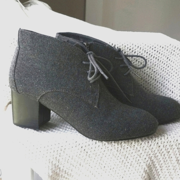 Grey Felt/ Flannel Side Zip and Lace Up Ankle Booties by Catherine Sz 9W - Picture 1 of 8
